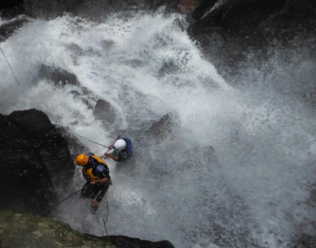 Rappel en cascada.jpg